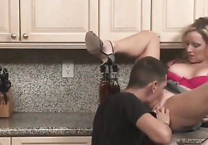 Stepson with savage cock bonks his mature stepmom approximately the kitchen