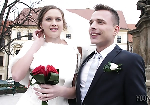 HUNT4K. Attractive Czech bride spends first abstruse with munificent stranger