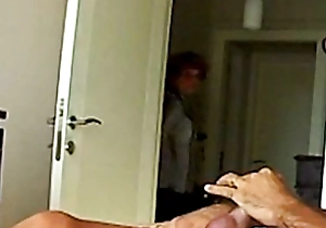 Mama ve el videotape porno de su hija mom fascinated by daughters sextape